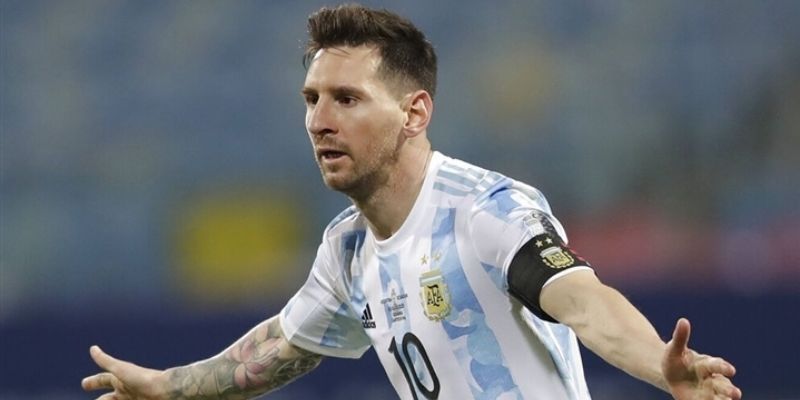 Lionel Messi - Top 10 cầu thủ mang áo số 10 xuất sắc nhất